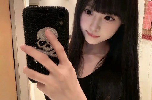 曝顶流小花新恋情！恋上大13岁男导演街头对男友撒娇、耍小性子
