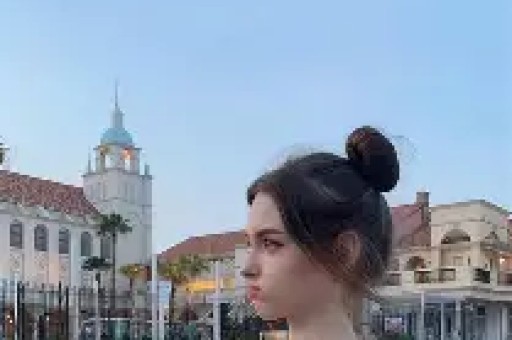 刘恺威新恋情曝光女方胸挺翘两人十指紧扣坦荡与路人互动