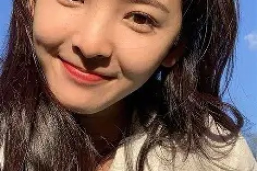 杨天真恋情曝光！与高个男子公园散步搭肩搂腰男方有文艺气息